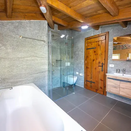 فندق مبيت وإفطار Hani I Taulant Shahinit 3*