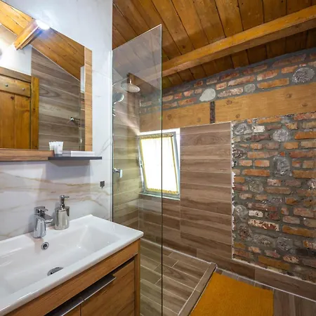 Hani I Taulant Shahinit Nocleg ze śniadaniem