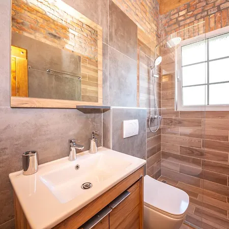 فندق مبيت وإفطار Hani I Taulant Shahinit 3*