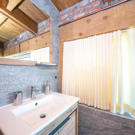 Hani I Taulant Shahinit Bed & Breakfast *